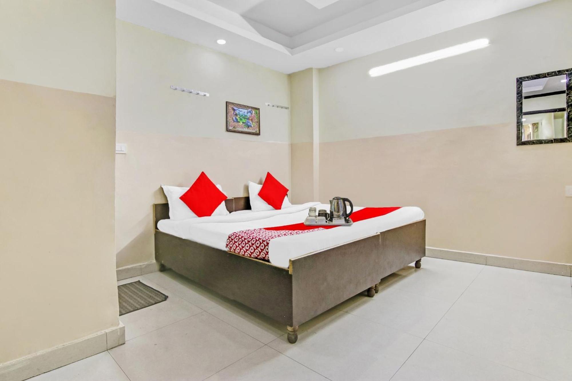 Super Hotel O Royal Green Нью-Дели Экстерьер фото