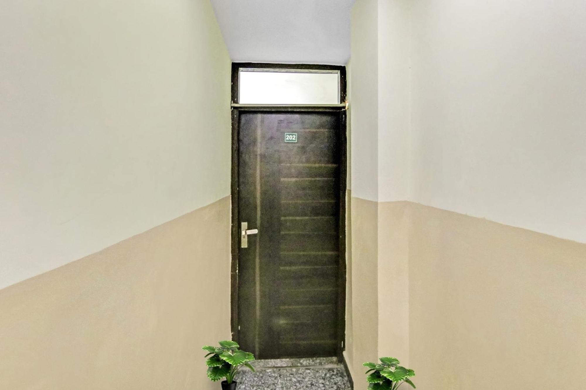 Super Hotel O Royal Green Нью-Дели Экстерьер фото